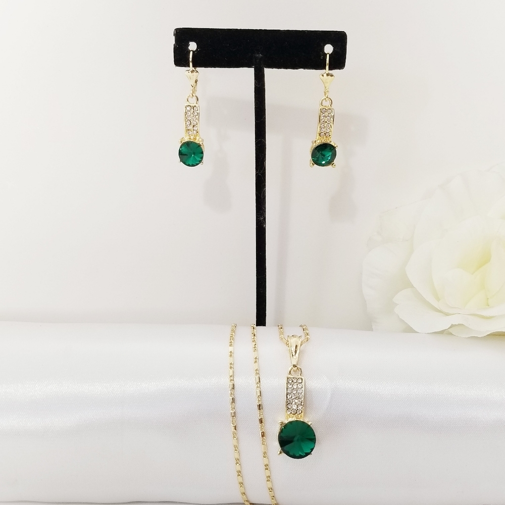 Green Stone Women's Necklace Set. 14K Gold Plated. New